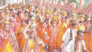 shahar mein nikli bhvya kalash yatra