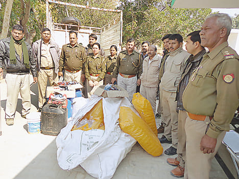 Went in Akbarpur seized illegal liquor factory