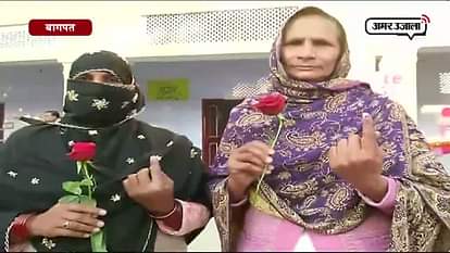 U.P. Polls 2017: Watch Election Officer give rose to women for casting vote