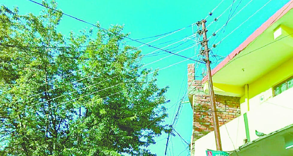 Threatening not remove wire electrical department