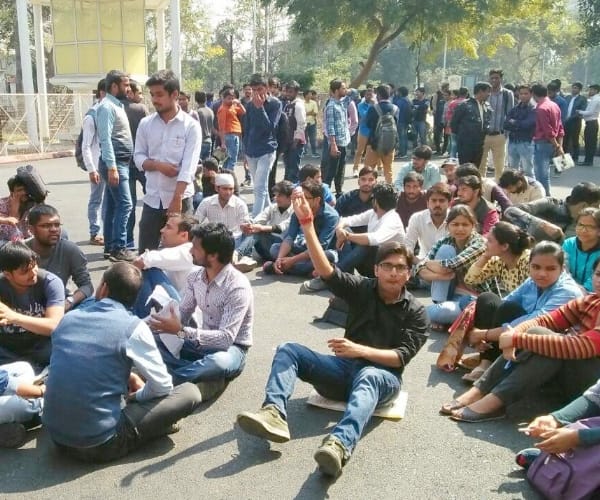 A man slapped a girl in Lucknow university.