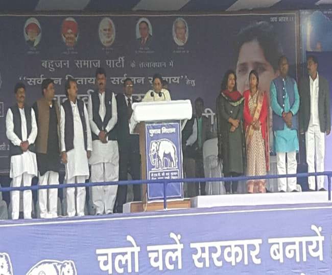 mayawati comment on akhilesh yadav and congress
