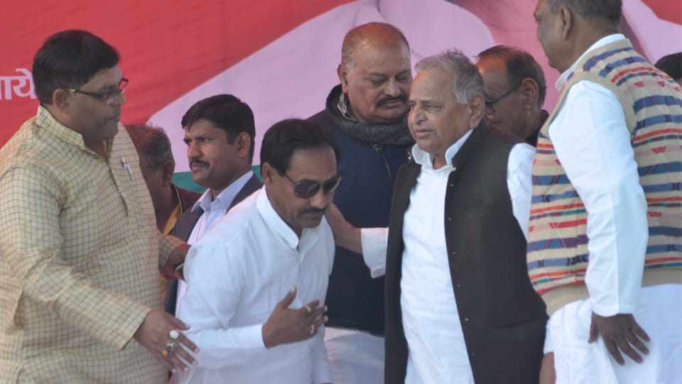 mulayam support anti akhilesh leader