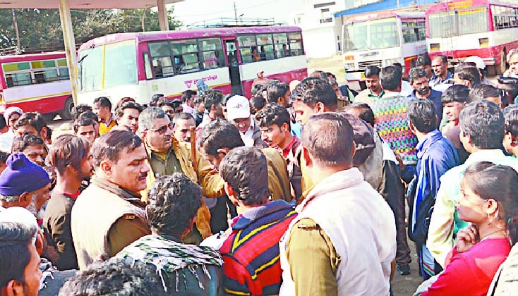 Rodvejkarmion and passengers struggle