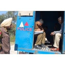 prisoner, van, struck, truck, 7 policeman, injured, two prosoner injured