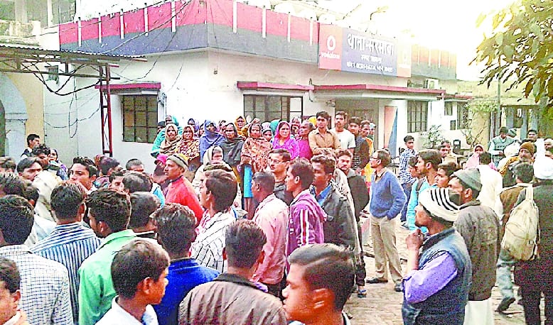 The villagers surrounded the police station in saharanpur