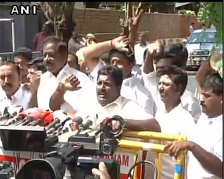 Chennai: Supporters of VKSasikala shout anti-OPanneerselvam slogans, out side Poes Garden