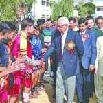 खिलाड़ियों से परिचय करते राज्यपाल एनएन वोहरा।