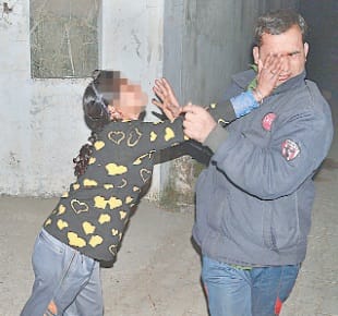 eveteasing in meerut, accused beat by girl