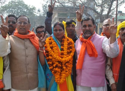 A candidate come to nomination at bier in azamgarh