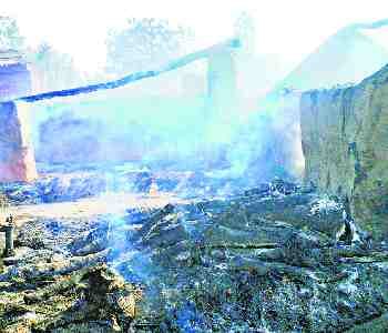 Six houses burned to the fire