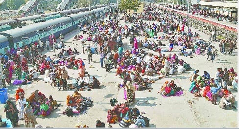 Rampal hisar, 4 thoustand people in railway station, Hisar