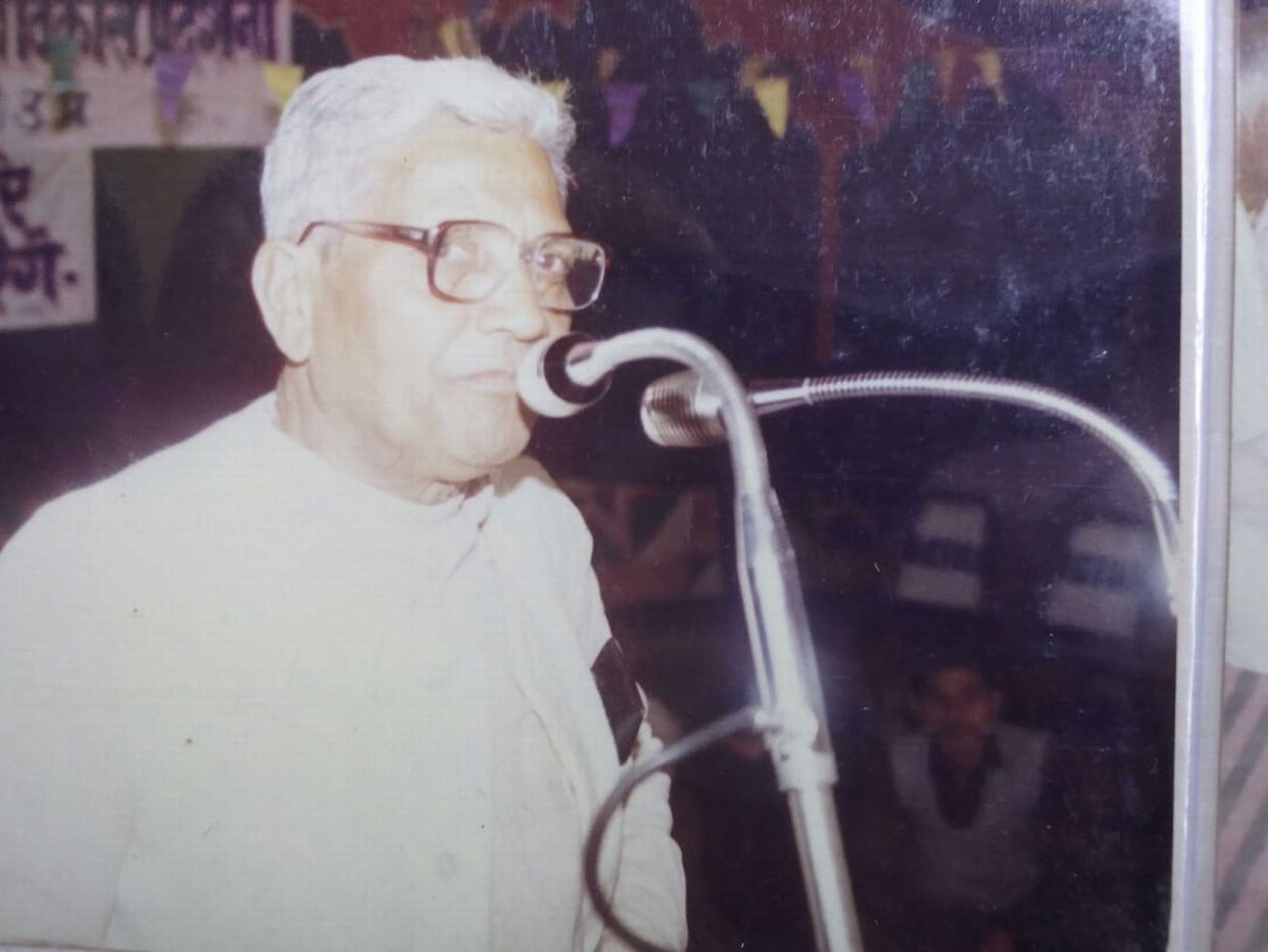 khet mein baithakar kisaanon ke saath karate the naashta