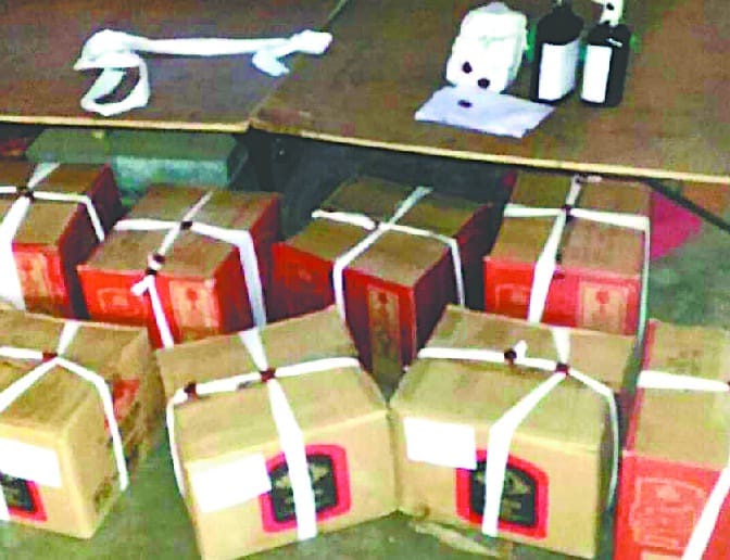 Liquor seized two cars, two traffickers cede its