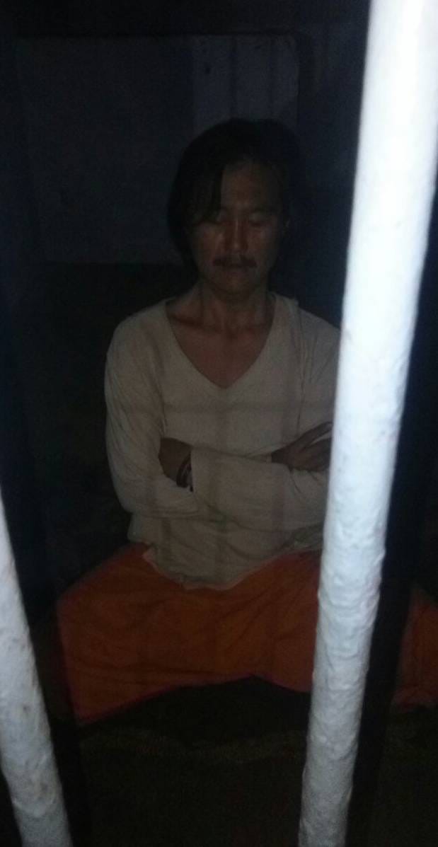 foreigner priest beat a man by stick at dashwamegh ghat varanasi