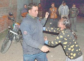 eveteasing in meerut, accused beat by girl