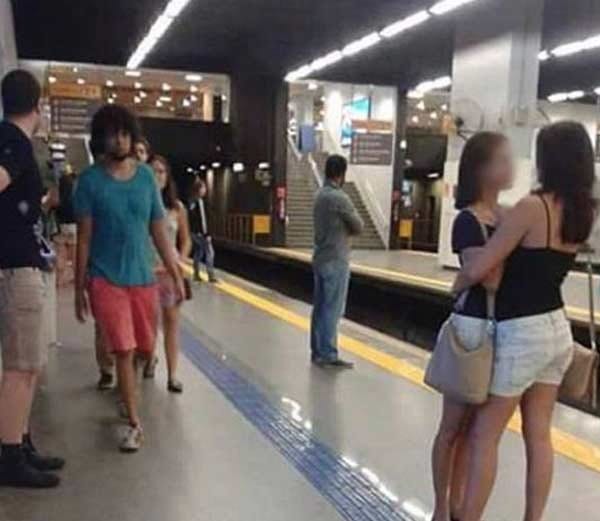Photo of two women in Brazil went viral, at metro station