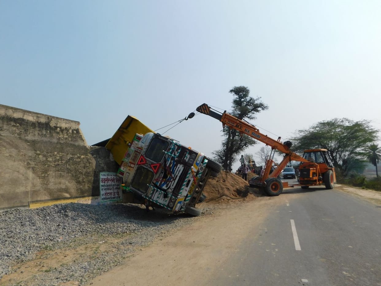 trak kee takkar se jel kee deevaar tootee, hadakamp