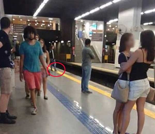 Photo of two women in Brazil went viral, at metro station