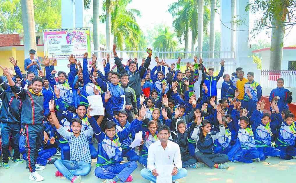 Awadh University students demonstrating close the gate