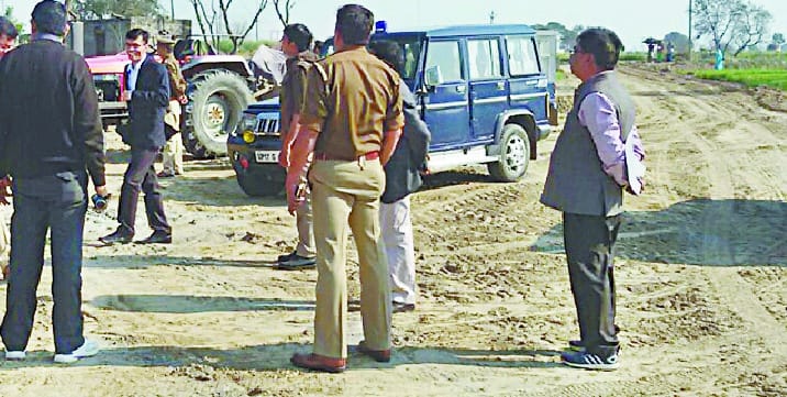 JCB see people fleeing officers leave