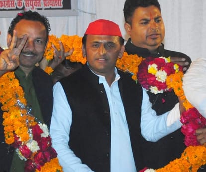  Akhilesh yadav addresses his party workers in Lucknow.