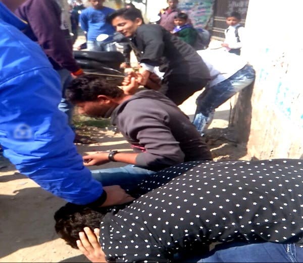 lady beaten three molestator publicaly at rewari of haryana, was teasing girl outside college