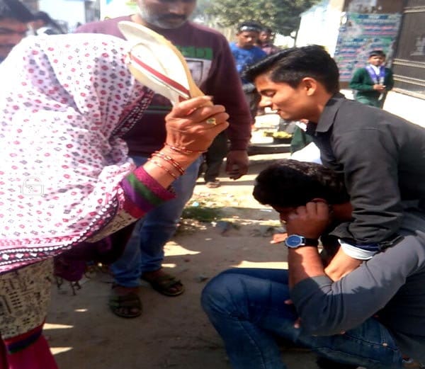 lady beaten three molestator publicaly at rewari of haryana, was teasing girl outside college
