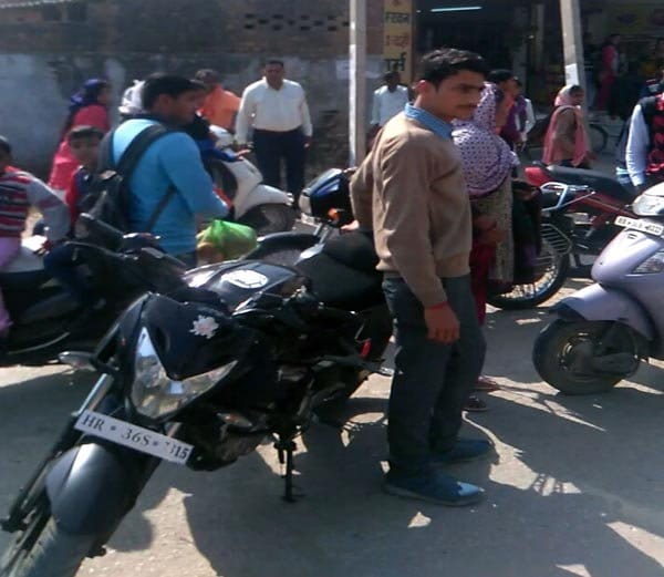 lady beaten three molestator publicaly at rewari of haryana, was teasing girl outside college
