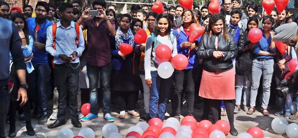 valentines day: a girl proposes boy in delhi university in the midst of love parade