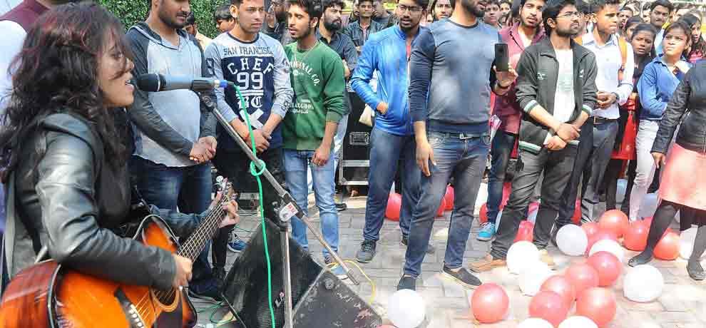 valentines day: a girl proposes boy in delhi university in the midst of love parade
