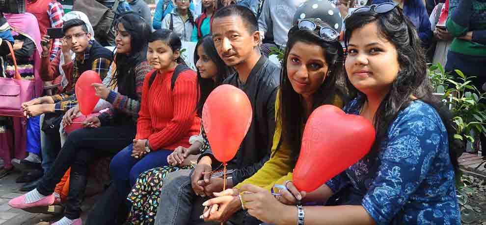 valentines day: a girl proposes boy in delhi university in the midst of love parade