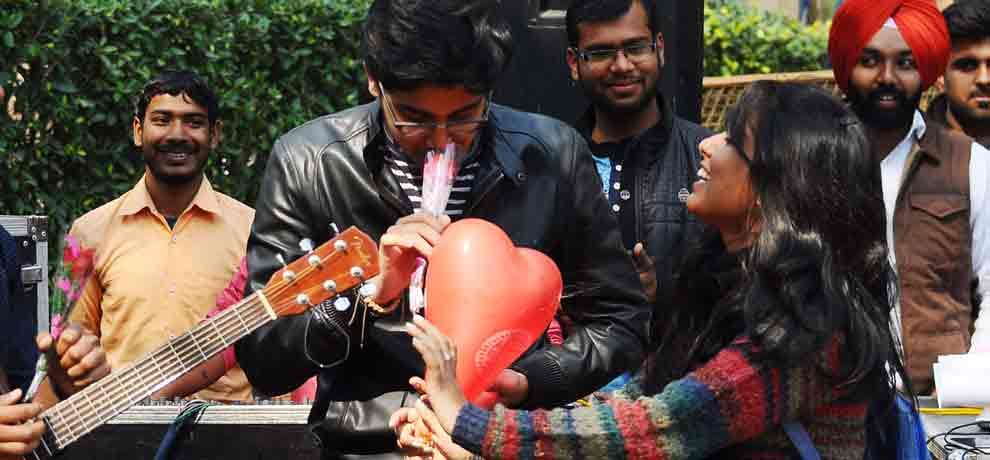 valentines day: a girl proposes boy in delhi university in the midst of love parade