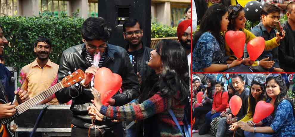 valentines day: a girl proposes boy in delhi university in the midst of love parade