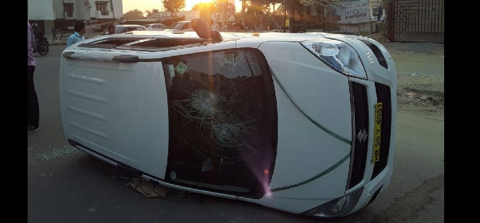 Photos: These cab drivers vandalizing Ola recovered, punctured tires are making sabotage