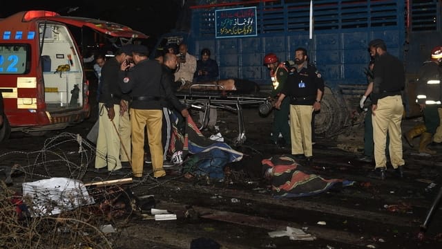 bomb blast in Lahore Mall Road area Pakistan media