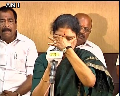 Jayalalithaa's niece Deepa Jayakumar & OPanneerselvam paid tributes to Jayalalithaa at Marina Beach