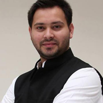 Girl crazy about Tejashwi yadav, gave red rose on valentine