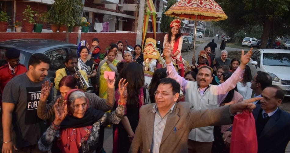 unique marriage of bank officer chinu at chandigarh, bride ghudchadi did by parents
