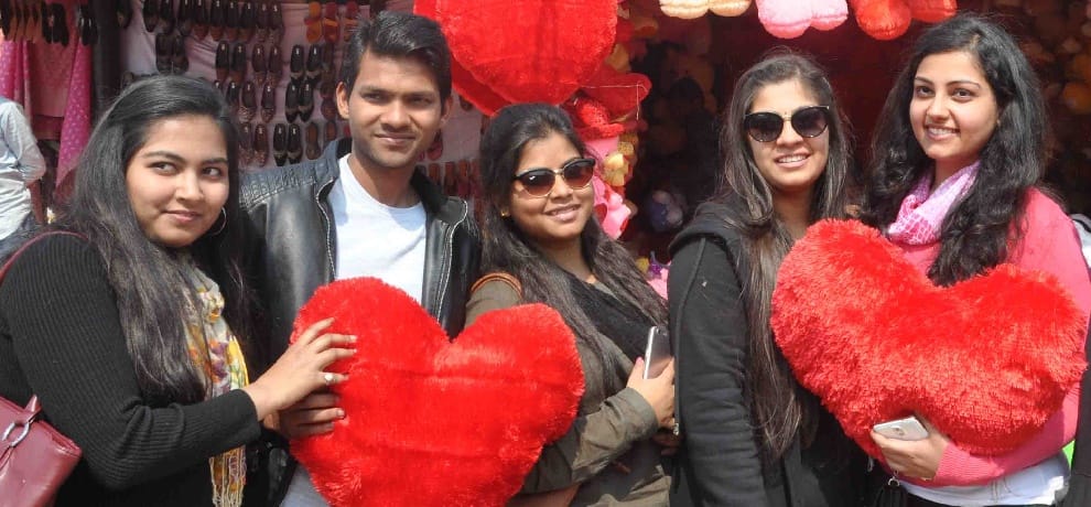 Valentine's Day: Love the show painted Surajkund Mela