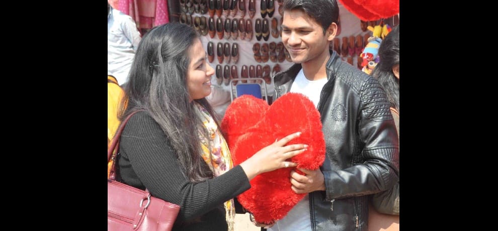 Valentine's Day: Love the show painted Surajkund Mela