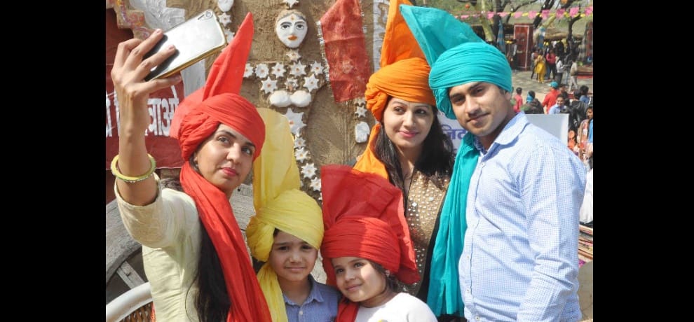 Valentine's Day: Love the show painted Surajkund Mela