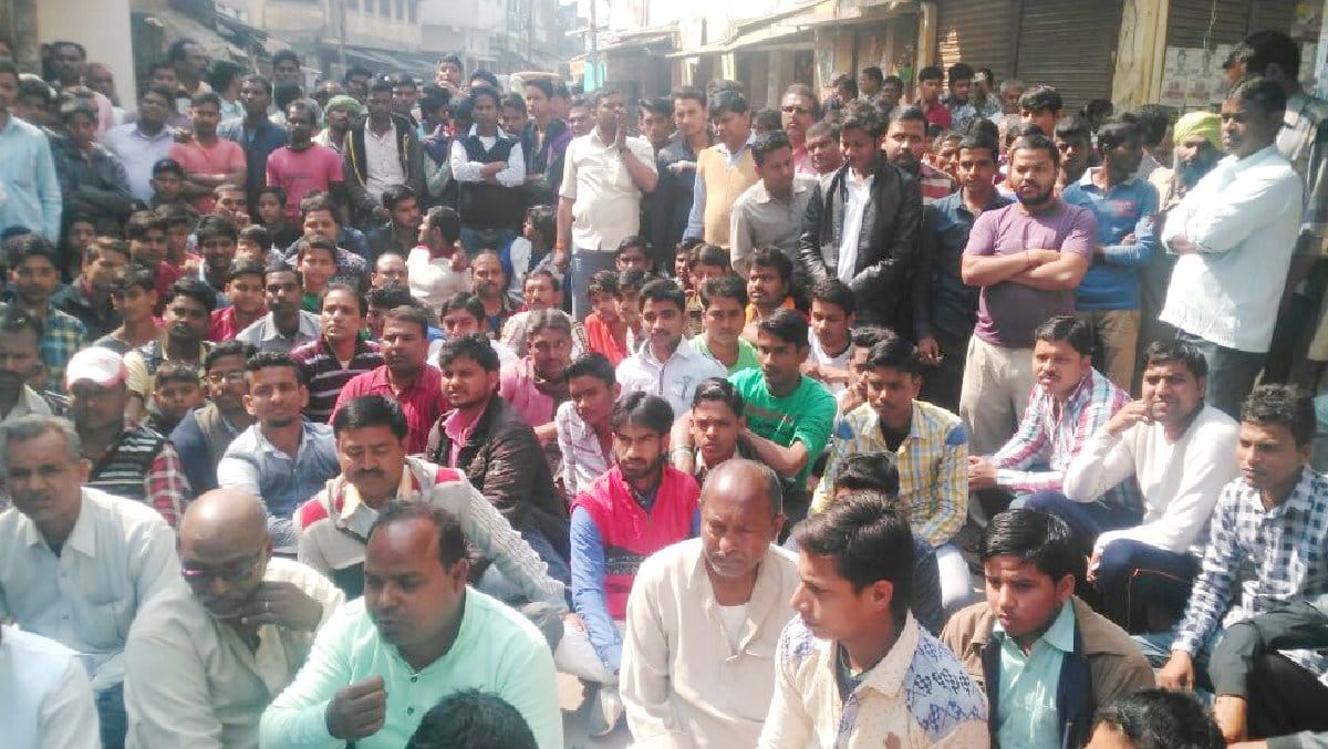 Demanding compensation traders put the jam