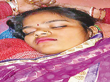 Railway police beat, the couple jumped off the train
