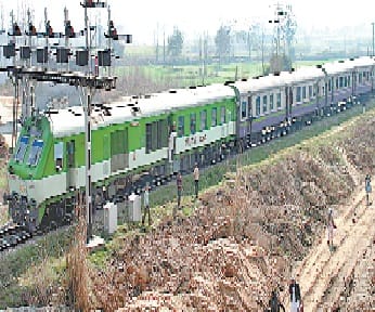 bariar toota, outer par khadi rahi train