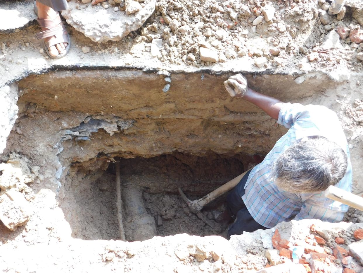 andaragraund kebal daalane par tootee paipalain