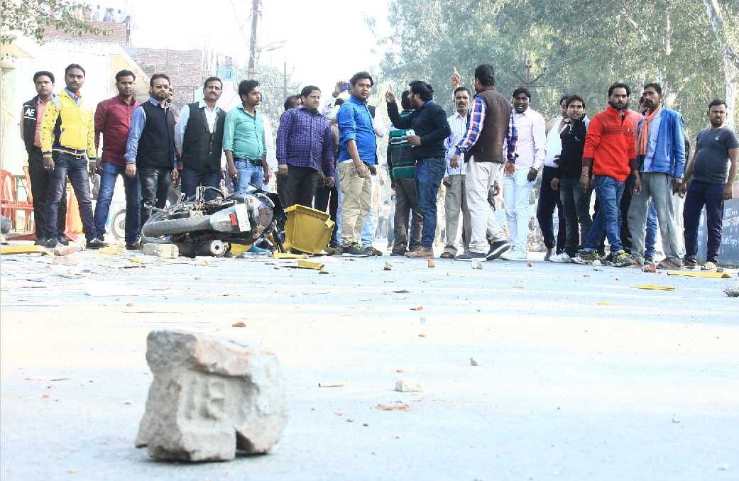 Sadar seat fiercely organically, stones, several injured