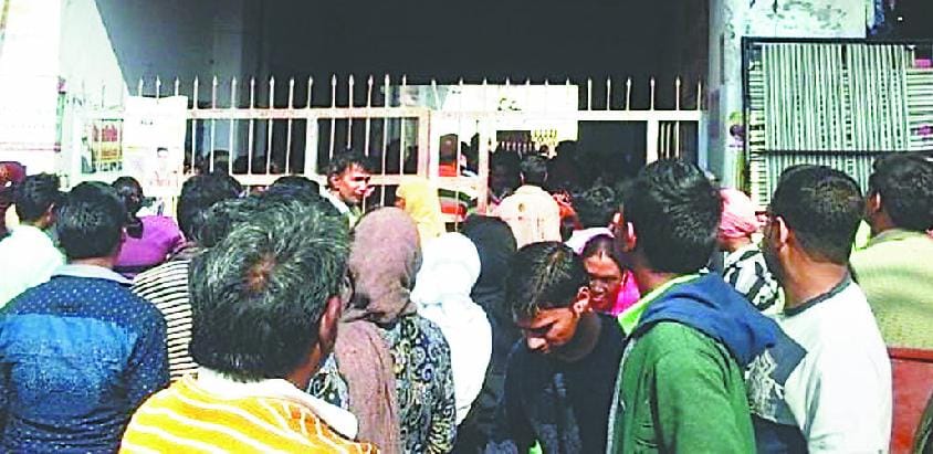 Beti Bachao Beti Padhao crowd reached the post office to deposit form