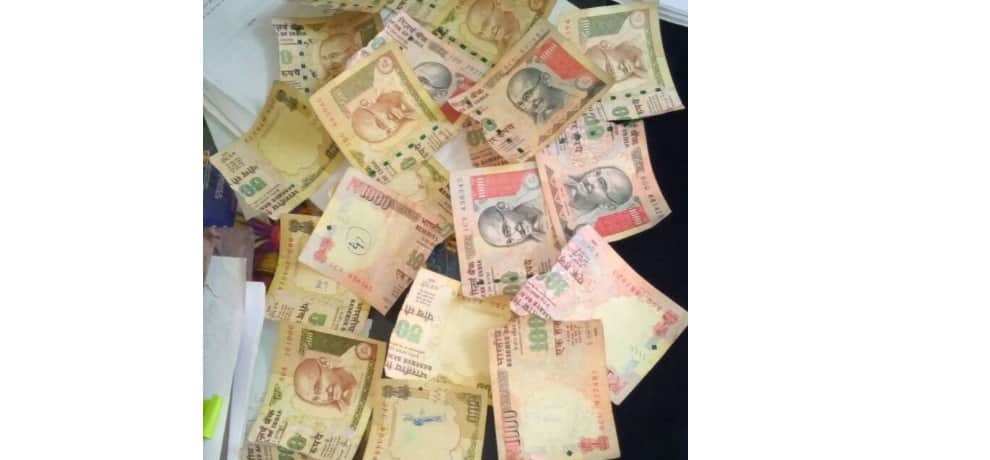 old notes of five hundred and thousand rupees are sold online