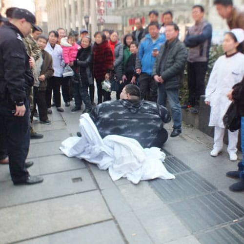 Twenty Men Took To Lift A Fat Man From Street